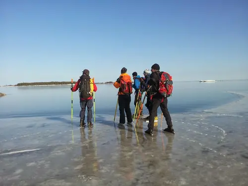 Personer som åker skridskor på isen